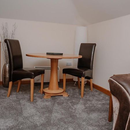 Lovely New 1 Bedroom Loft Apartment With On Drive Parking Trowbridge Eksteriør billede