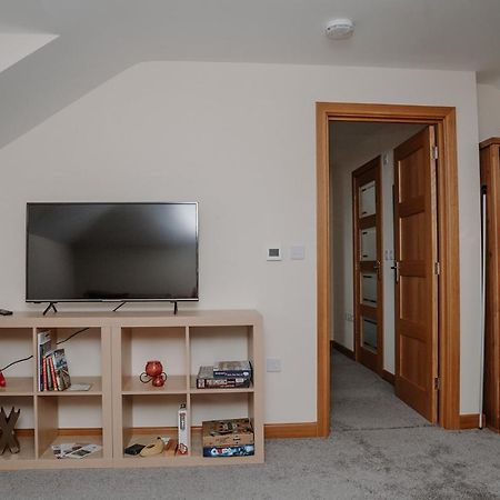 Lovely New 1 Bedroom Loft Apartment With On Drive Parking Trowbridge Eksteriør billede