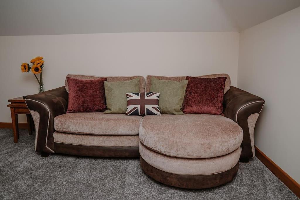 Lovely New 1 Bedroom Loft Apartment With On Drive Parking Trowbridge Eksteriør billede