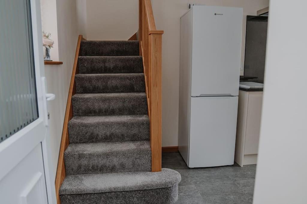 Lovely New 1 Bedroom Loft Apartment With On Drive Parking Trowbridge Eksteriør billede