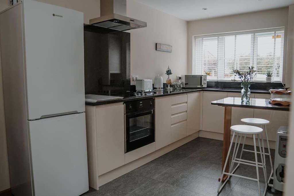 Lovely New 1 Bedroom Loft Apartment With On Drive Parking Trowbridge Eksteriør billede
