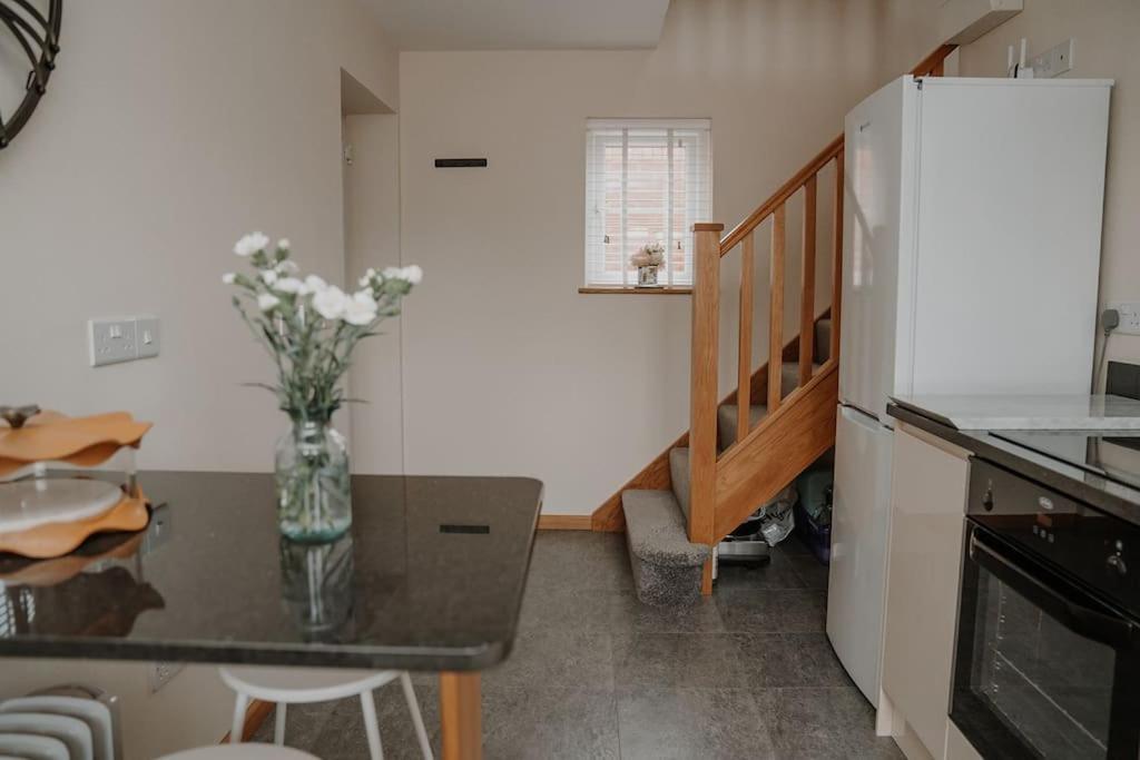 Lovely New 1 Bedroom Loft Apartment With On Drive Parking Trowbridge Eksteriør billede