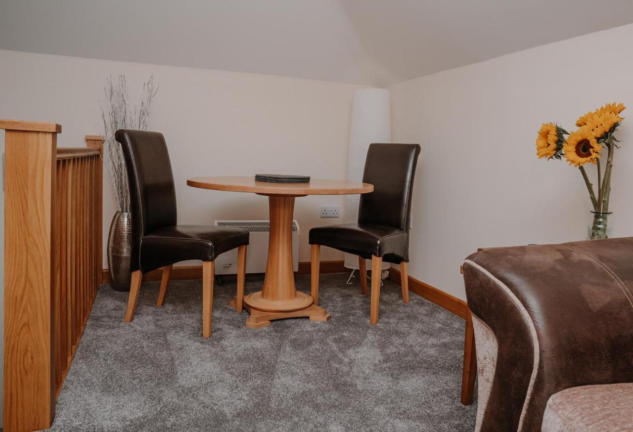 Lovely New 1 Bedroom Loft Apartment With On Drive Parking Trowbridge Eksteriør billede