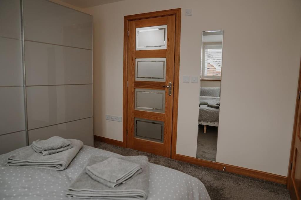 Lovely New 1 Bedroom Loft Apartment With On Drive Parking Trowbridge Eksteriør billede