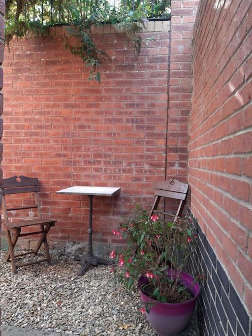 Lovely New 1 Bedroom Loft Apartment With On Drive Parking Trowbridge Eksteriør billede