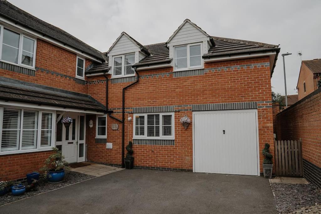 Lovely New 1 Bedroom Loft Apartment With On Drive Parking Trowbridge Eksteriør billede