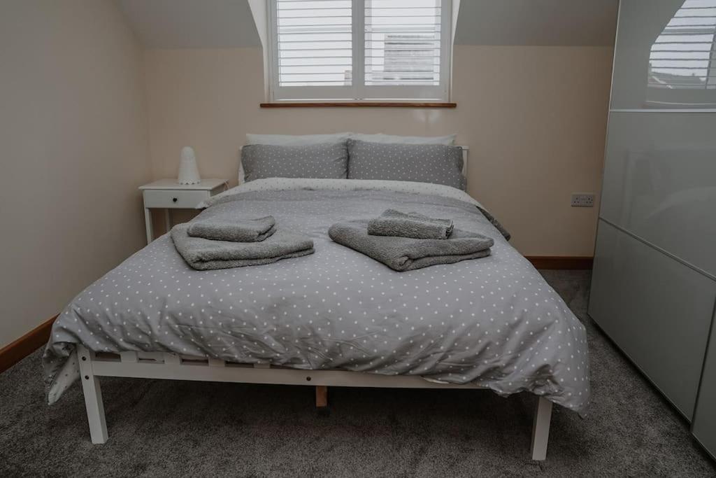 Lovely New 1 Bedroom Loft Apartment With On Drive Parking Trowbridge Eksteriør billede