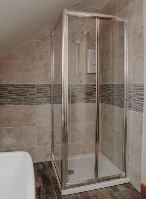 Lovely New 1 Bedroom Loft Apartment With On Drive Parking Trowbridge Eksteriør billede