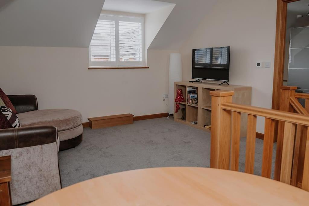 Lovely New 1 Bedroom Loft Apartment With On Drive Parking Trowbridge Eksteriør billede