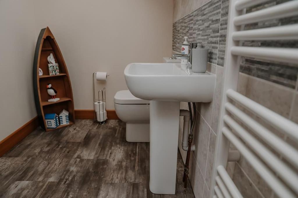 Lovely New 1 Bedroom Loft Apartment With On Drive Parking Trowbridge Eksteriør billede