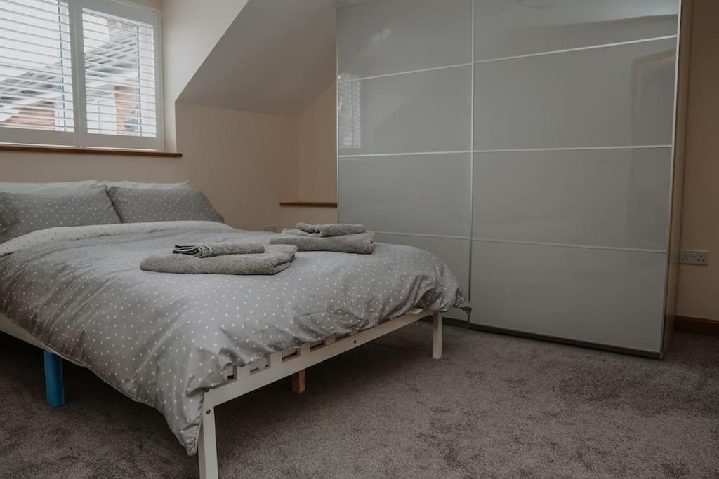 Lovely New 1 Bedroom Loft Apartment With On Drive Parking Trowbridge Eksteriør billede