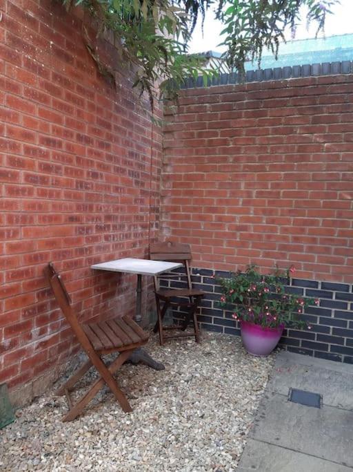 Lovely New 1 Bedroom Loft Apartment With On Drive Parking Trowbridge Eksteriør billede