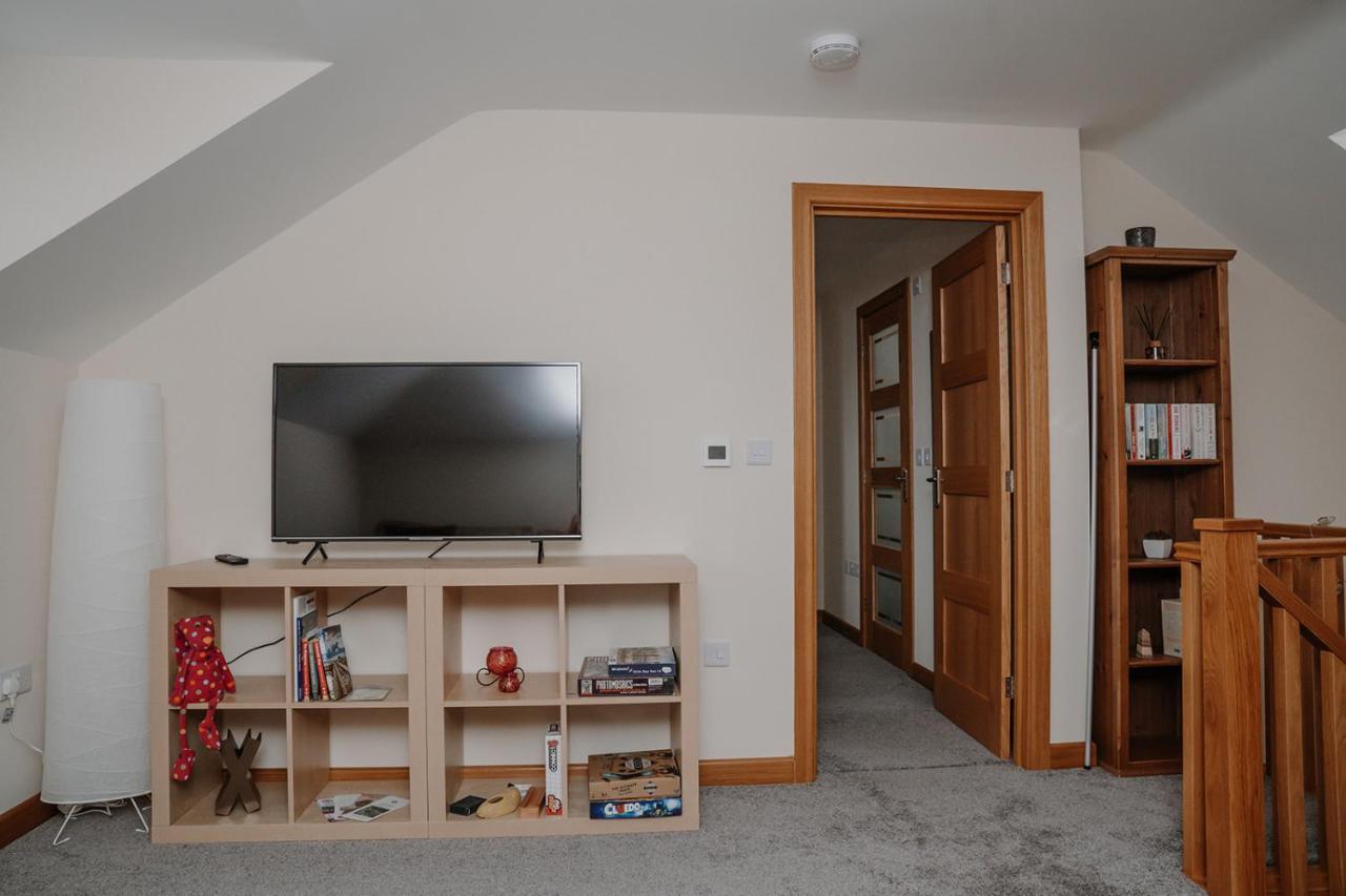 Lovely New 1 Bedroom Loft Apartment With On Drive Parking Trowbridge Eksteriør billede