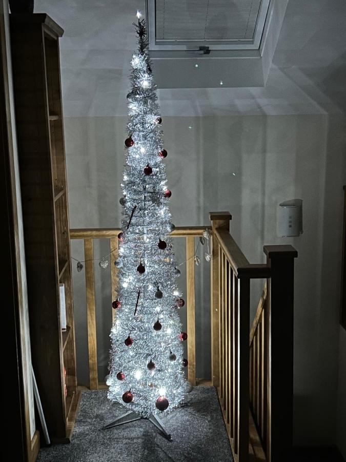 Lovely New 1 Bedroom Loft Apartment With On Drive Parking Trowbridge Eksteriør billede